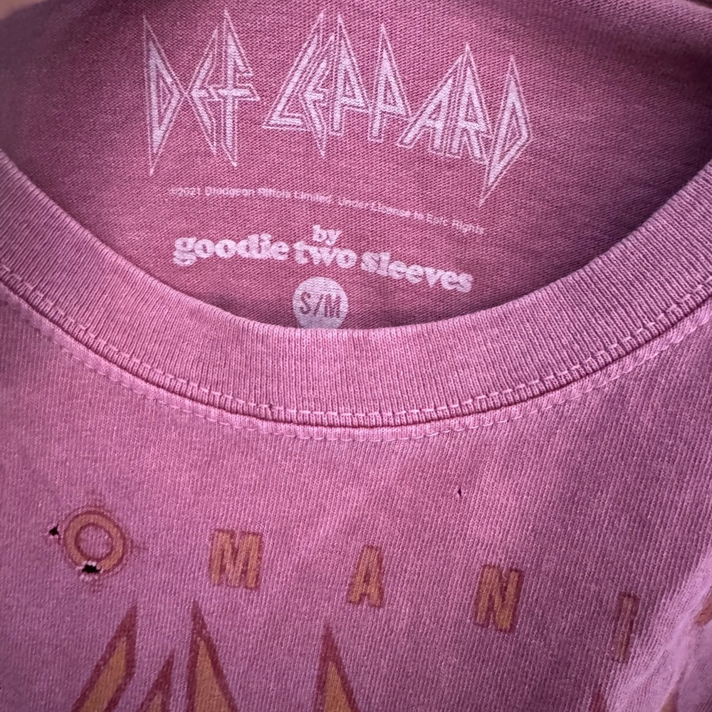 Cropped Def Leppard distressed Graphic Tee - Pink - Picture 2 of 3